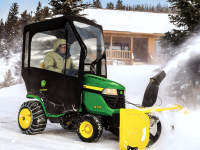 Akční nabídka PODZIM 2016 zahrnuje také sněhovou frézu se záběrem 1,2 m, určenou pro zahradní traktory řady X500, tedy i pro model X534. Snímek byl pořízen v USA, u nás si místo plachty můžete pořídit luxusní kabinu Matev vyhřívanou topením.