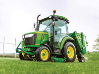 Přední závěs a vývodový hřídel, žací ústrojí a sběrný koš – traktory John Deere (nejen) řady 3R jsou všestrannými stroji.