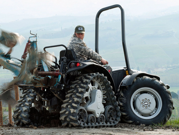 Kombinovaný pásový traktor Antonio Carraro Mach 2 R