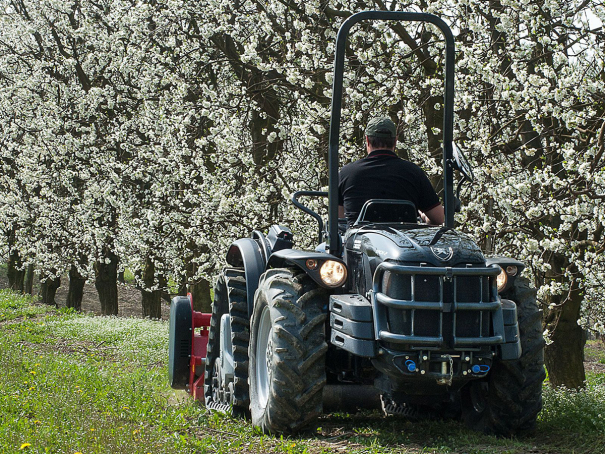 Kombinovaný pásový traktor Antonio Carraro Mach 2 R