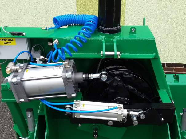 Lanový naviják Bystroň 7,5T za traktor s dálkovým ovládáním