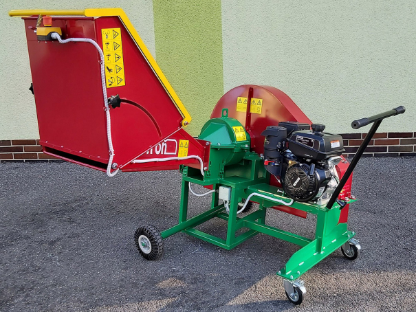 Špalíkovač Bystroň Pirana Longa se spalovacím motorem 14 HP
