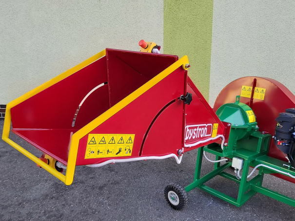 Špalíkovač Bystroň Pirana Longa se spalovacím motorem 14 HP