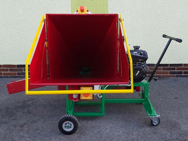 Špalíkovač Bystroň Pirana Longa se spalovacím motorem 14 HP