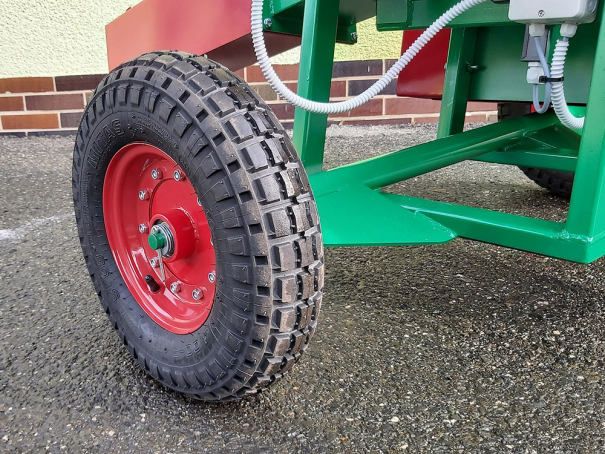Špalíkovač Bystroň Pirana Longa se spalovacím motorem 14 HP kola 410x100