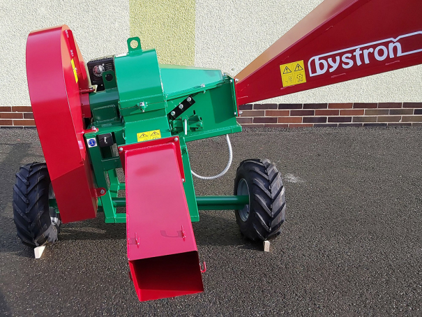 Špalíkovač Bystroň Pirana Longa se spalovacím motorem 14 HP kola 410x160