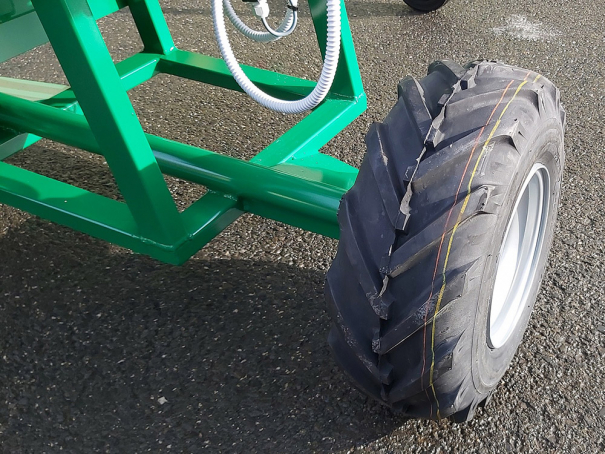 Špalíkovač Bystroň Pirana Longa se spalovacím motorem 14 HP kola 410x160