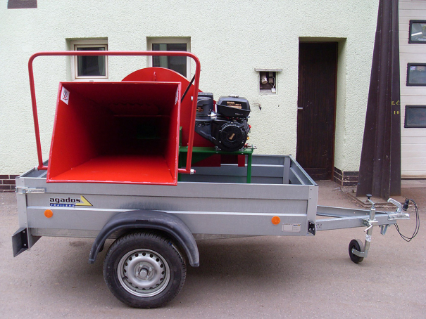 Špalíkovač Bystroň Pirana Longa se spalovacím motorem 14 HP na podvozku