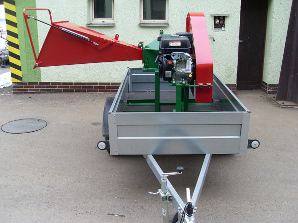 Špalíkovač Bystroň Pirana Longa se spalovacím motorem 14 HP na podvozku