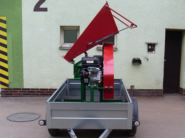 Špalíkovač Bystroň Pirana Longa se spalovacím motorem 14 HP na podvozku