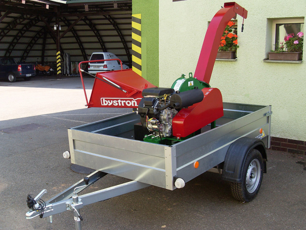 Špalíkovač Bystroň Pirana Longa se spalovacím motorem 23,5 HP na podvozku