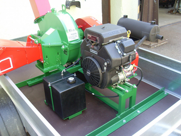 Špalíkovač Bystroň Pirana Longa se spalovacím motorem 23,5 HP na podvozku
