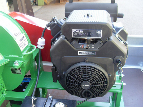 Špalíkovač Bystroň Pirana Longa se spalovacím motorem 23,5 HP na podvozku