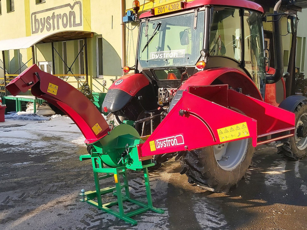 Špalíkovač Bystroň Pirana Longa za traktor s připojením vlečky