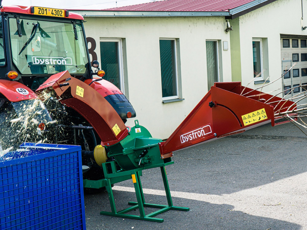 Špalíkovač Bystroň Pirana Longa za traktor s foukáním