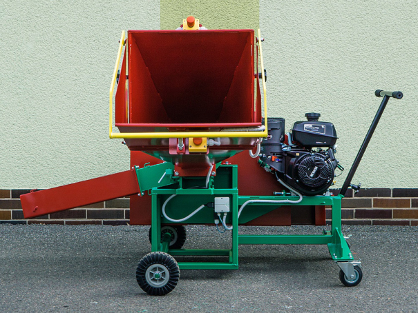 Štěpkovač Bystroň Pirana se spalovacím motorem 14 HP