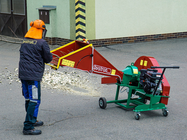 Štěpkovač Bystroň Pirana se spalovacím motorem 14 HP