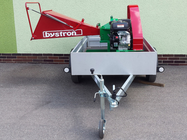 Štěpkovač Bystroň Pirana se spalovacím motorem 14 HP na podvozku