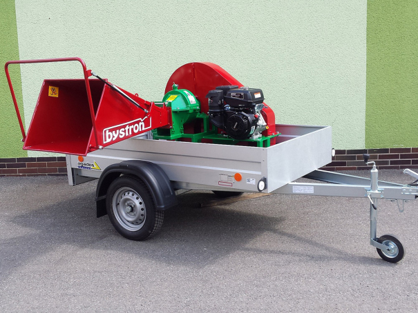 Štěpkovač Bystroň Pirana se spalovacím motorem 14 HP na podvozku