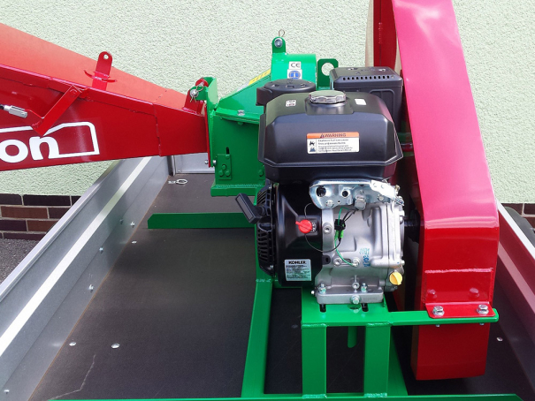 Štěpkovač Bystroň Pirana se spalovacím motorem 14 HP na podvozku