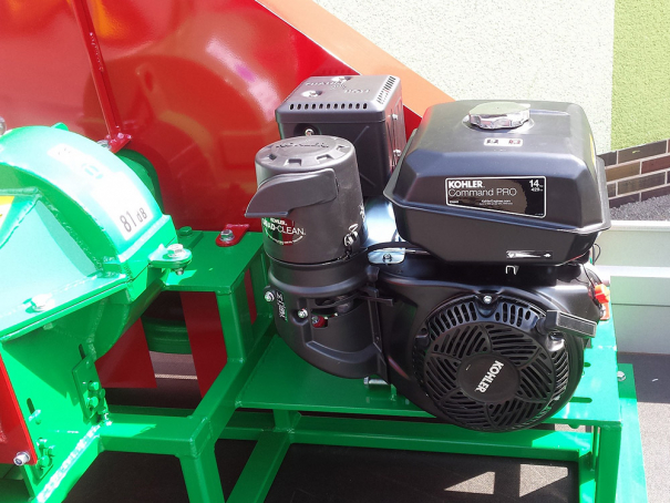 Štěpkovač Bystroň Pirana se spalovacím motorem 14 HP na podvozku