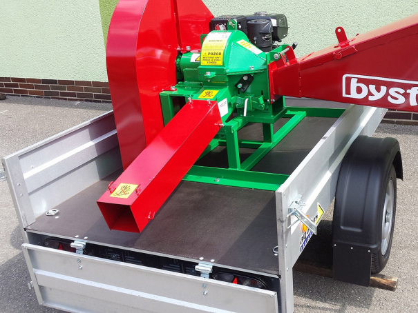 Štěpkovač Bystroň Pirana se spalovacím motorem 14 HP na podvozku