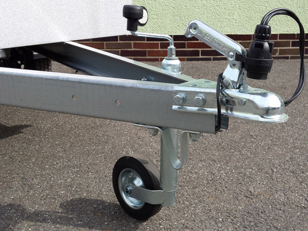 Štěpkovač Bystroň Pirana se spalovacím motorem 23,5 HP na podvozku