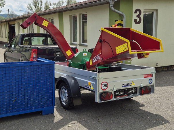 Štěpkovač Bystroň Pirana se spalovacím motorem 23,5 HP na podvozku