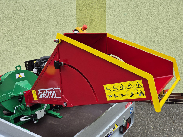 Štěpkovač Bystroň Pirana se spalovacím motorem 23,5 HP na podvozku