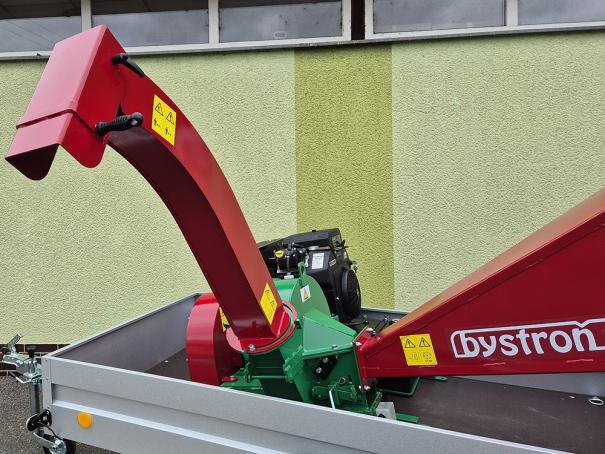Štěpkovač Bystroň Pirana se spalovacím motorem 23,5 HP na podvozku