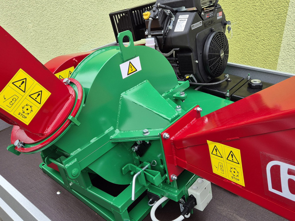 Štěpkovač Bystroň Pirana se spalovacím motorem 23,5 HP na podvozku