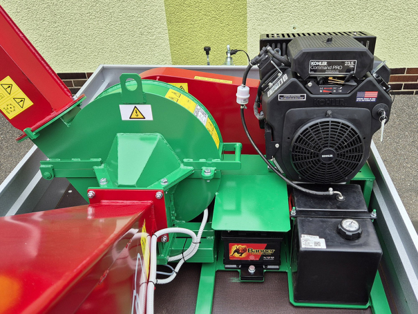 Štěpkovač Bystroň Pirana se spalovacím motorem 23,5 HP na podvozku