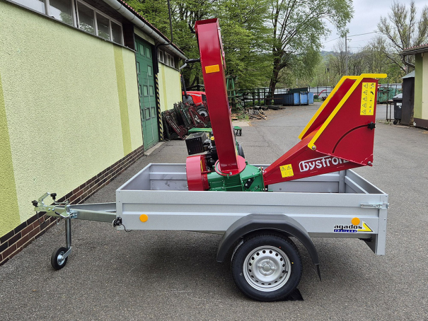Štěpkovač Bystroň Pirana se spalovacím motorem 23,5 HP na podvozku