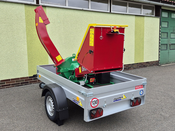 Štěpkovač Bystroň Pirana se spalovacím motorem 23,5 HP na podvozku