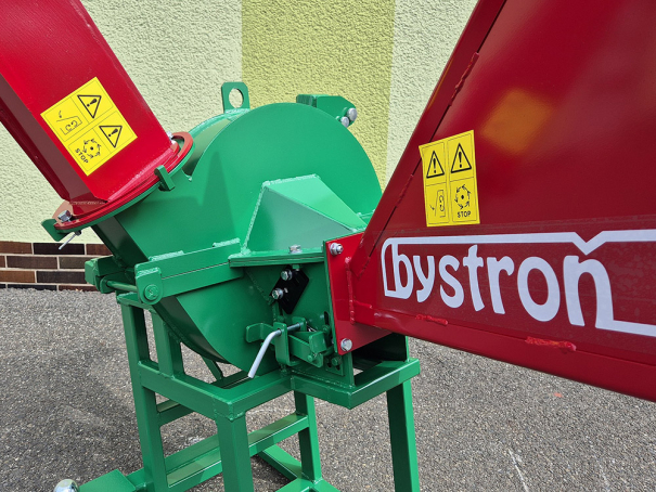 Štěpkovač Bystroň Pirana za traktor s připojením vlečky