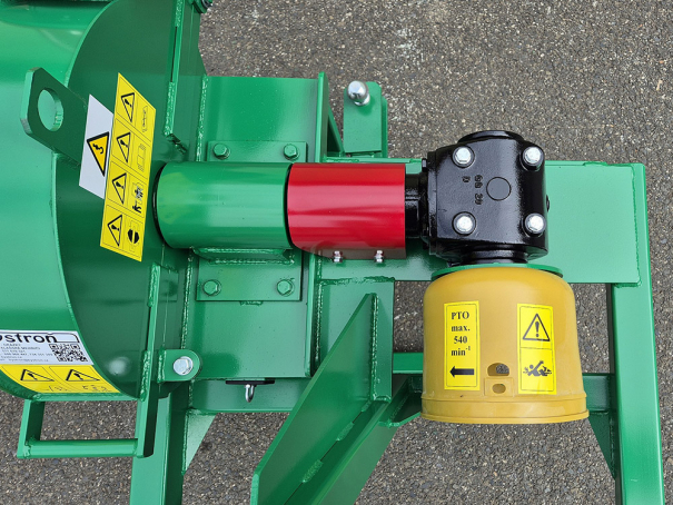 Štěpkovač Bystroň Pirana za traktor s připojením vlečky