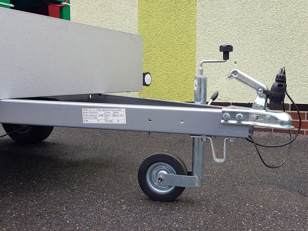 Špalíkovač Bystroň Pirba Longa se spalovacím motorem 35 HP na podvozku