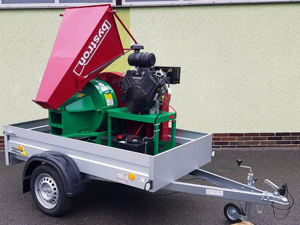 Špalíkovač Bystroň Pirba Longa se spalovacím motorem 35 HP na podvozku
