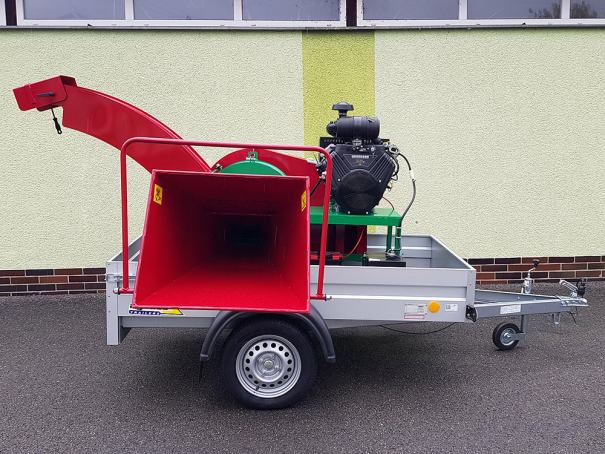 Špalíkovač Bystroň Pirba Longa se spalovacím motorem 35 HP na podvozku