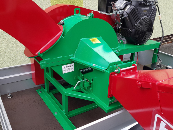 Špalíkovač Bystroň Pirba Longa se spalovacím motorem 35 HP na podvozku