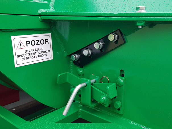 Špalíkovač Bystroň Pirba Longa se spalovacím motorem 35 HP na podvozku