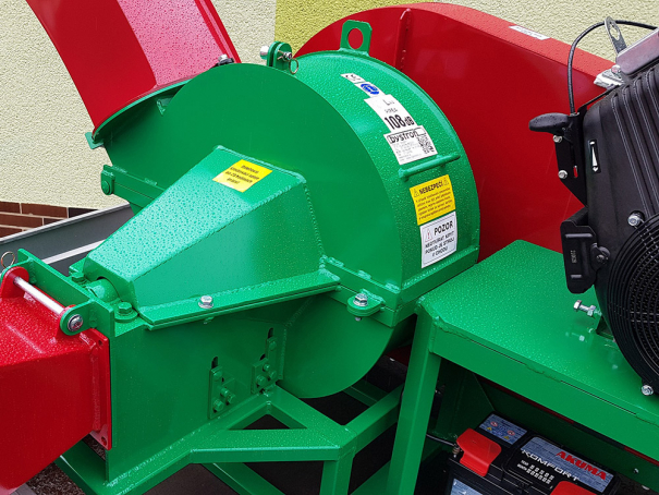 Špalíkovač Bystroň Pirba Longa se spalovacím motorem 35 HP na podvozku
