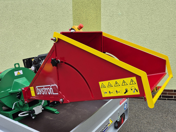 Štěpkovač Bystroň Pirba se spalovacím motorem 38 HP na podvozku