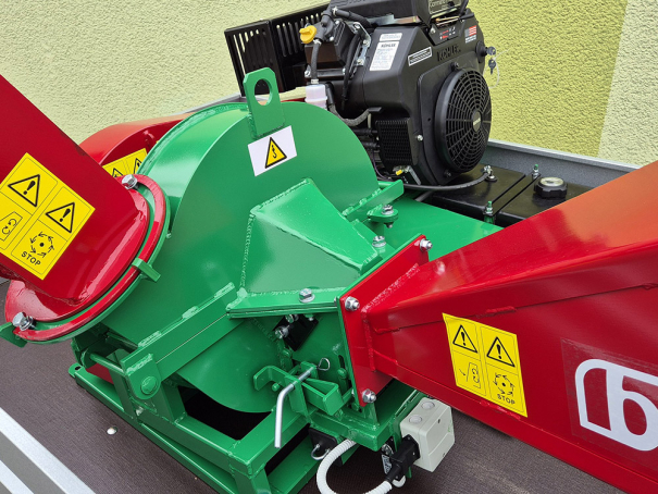 Štěpkovač Bystroň Pirba se spalovacím motorem 38 HP na podvozku