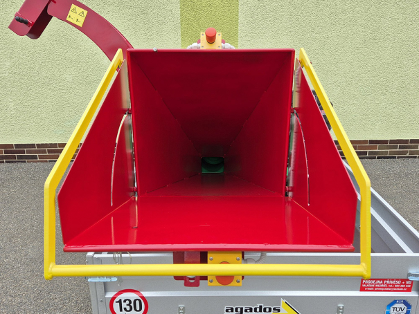 Štěpkovač Bystroň Pirba se spalovacím motorem 38 HP na podvozku