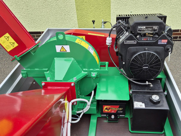 Štěpkovač Bystroň Pirba se spalovacím motorem 38 HP na podvozku