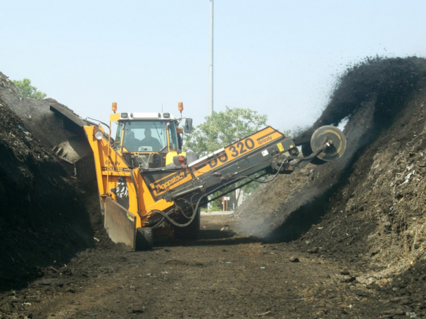 Překopávač kompostu Doppstadt DU 320