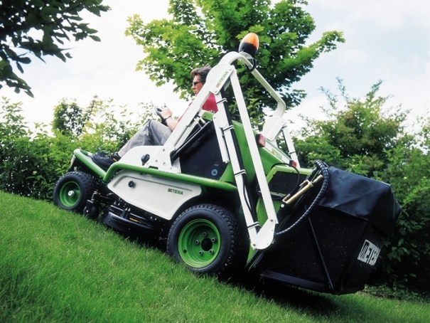 Traktorová sekačka Etesia Hydro 124D