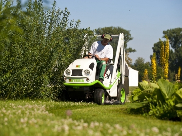 Traktorová sekačka Etesia Hydro 124P