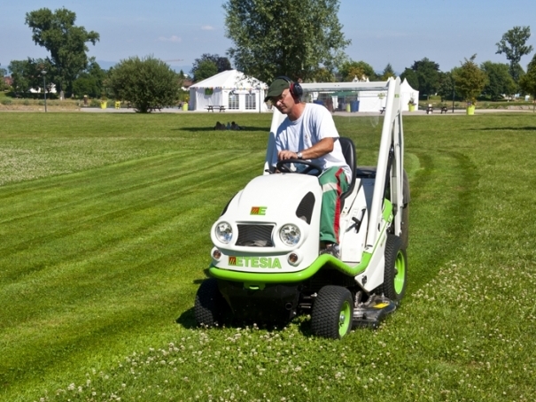 Traktorová sekačka Etesia Hydro 124P